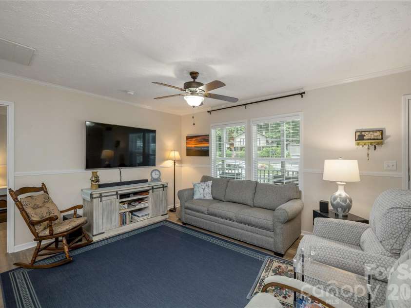 32 Beechwood Lakes Drive, Hendersonville, NC 28792.  MLS# CAR4400165, YatesRealty ID 38832. 