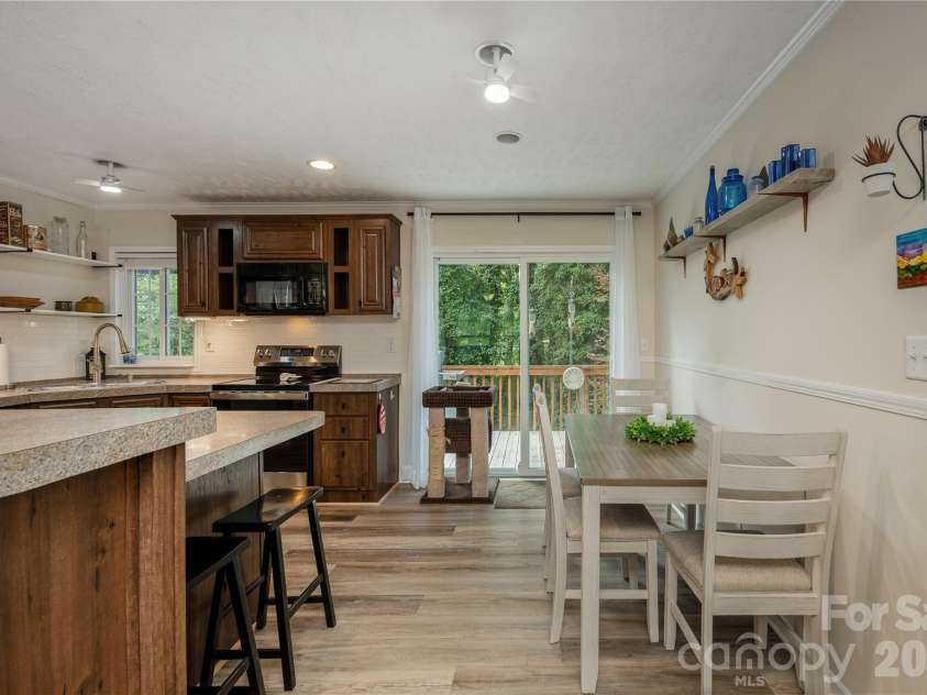 32 Beechwood Lakes Drive, Hendersonville, NC 28792.  MLS# CAR4400165, YatesRealty ID 38832. 