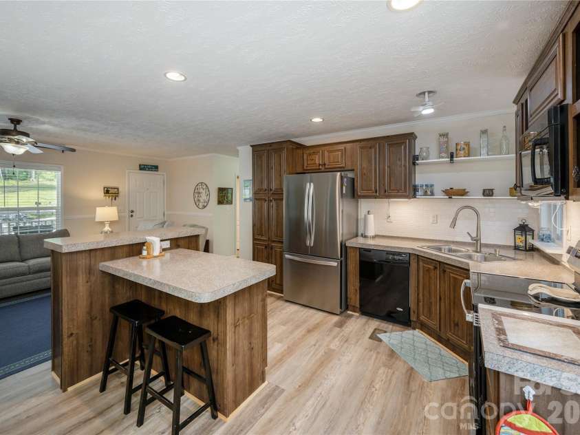 32 Beechwood Lakes Drive, Hendersonville, NC 28792.  MLS# CAR4400165, YatesRealty ID 38832. 