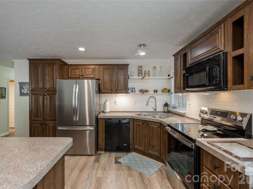 32 Beechwood Lakes Drive, Hendersonville, NC 28792.  MLS# CAR4400165, YatesRealty ID 38832. 