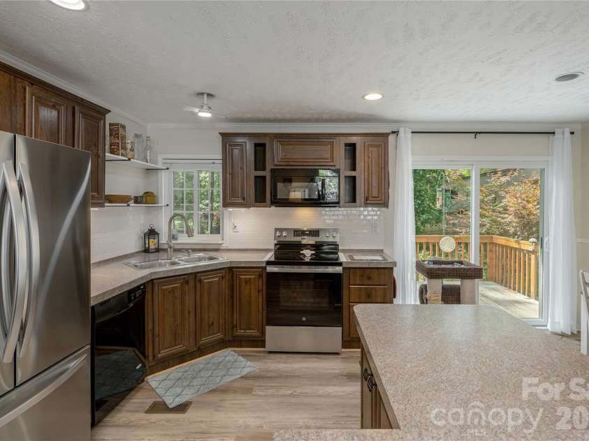 32 Beechwood Lakes Drive, Hendersonville, NC 28792.  MLS# CAR4400165, YatesRealty ID 38832. 