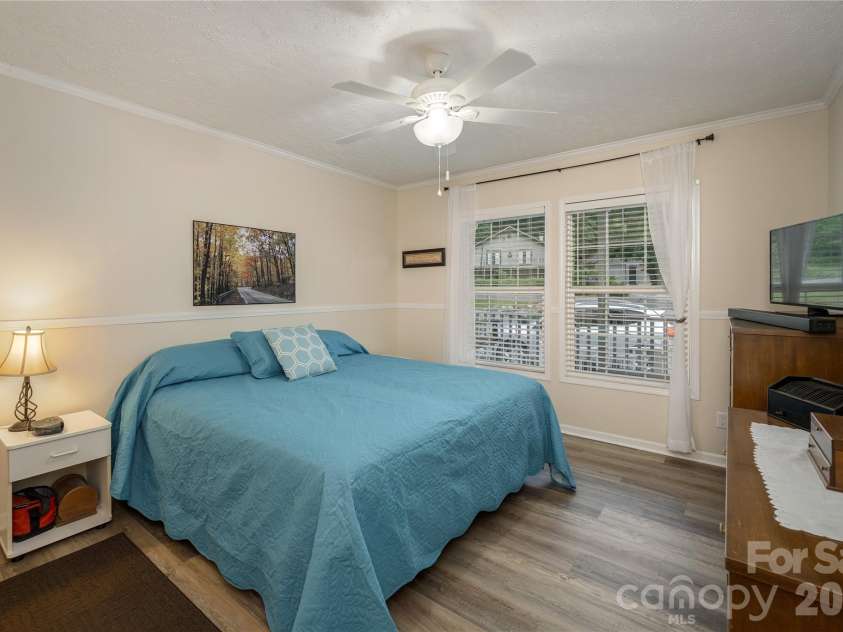 32 Beechwood Lakes Drive, Hendersonville, NC 28792.  MLS# CAR4400165, YatesRealty ID 38832. 