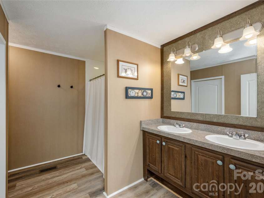 32 Beechwood Lakes Drive, Hendersonville, NC 28792.  MLS# CAR4400165, YatesRealty ID 38832. 
