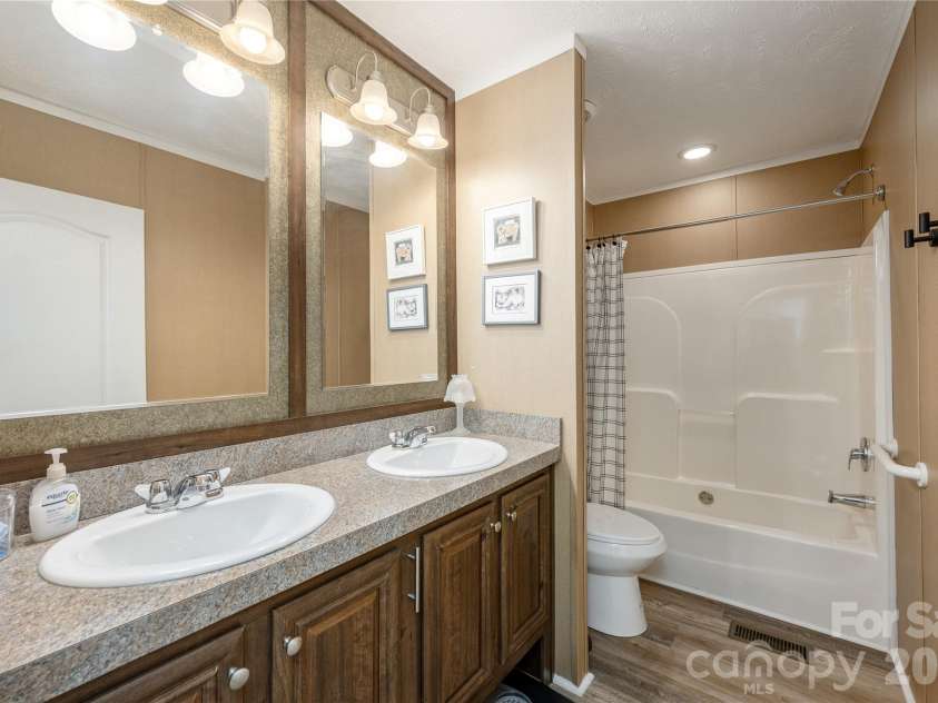 32 Beechwood Lakes Drive, Hendersonville, NC 28792.  MLS# CAR4400165, YatesRealty ID 38832. 