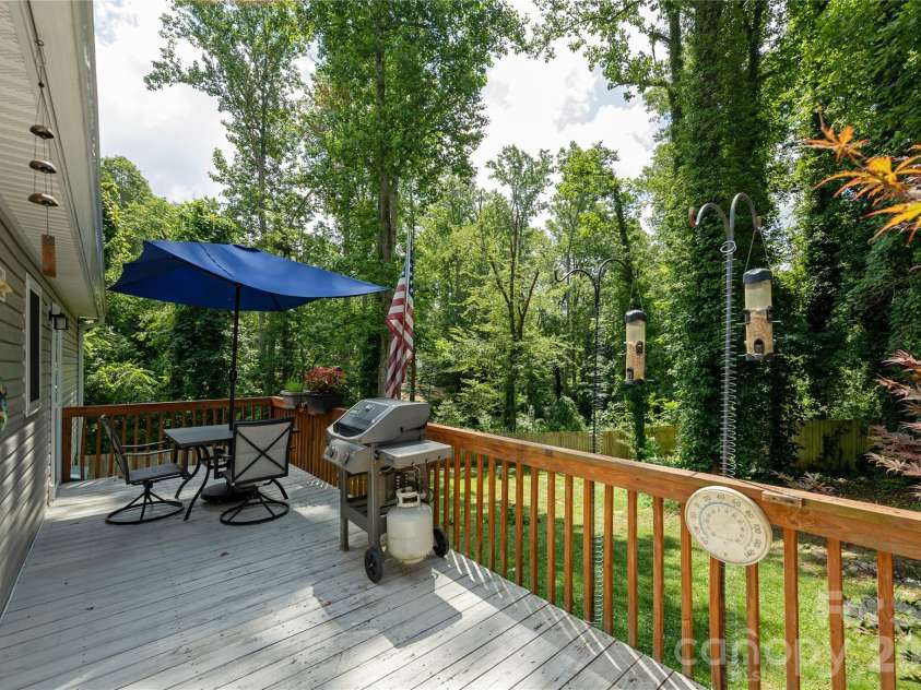32 Beechwood Lakes Drive, Hendersonville, NC 28792.  MLS# CAR4400165, YatesRealty ID 38832. 