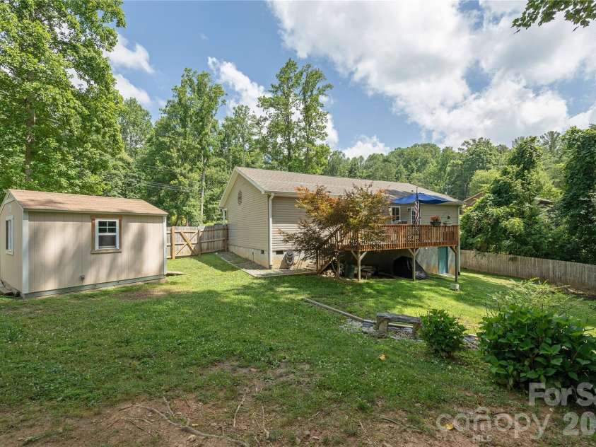 32 Beechwood Lakes Drive, Hendersonville, NC 28792.  MLS# CAR4400165, YatesRealty ID 38832. 