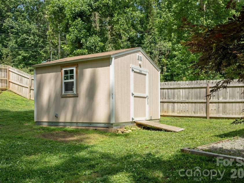 32 Beechwood Lakes Drive, Hendersonville, NC 28792.  MLS# CAR4400165, YatesRealty ID 38832. 
