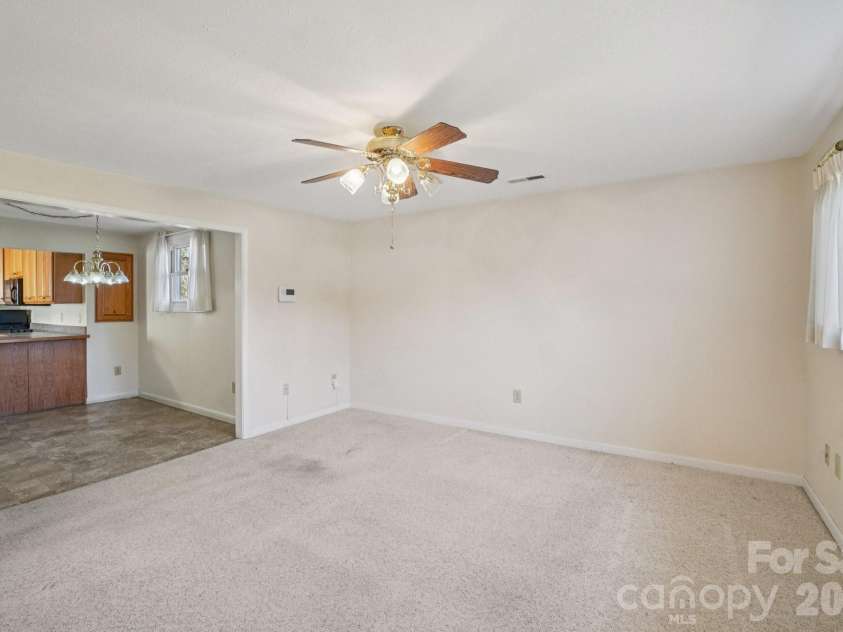 511 Oak Grove Road, Flat Rock, NC 28731.  MLS# CAR4330256, YatesRealty ID 3884. 