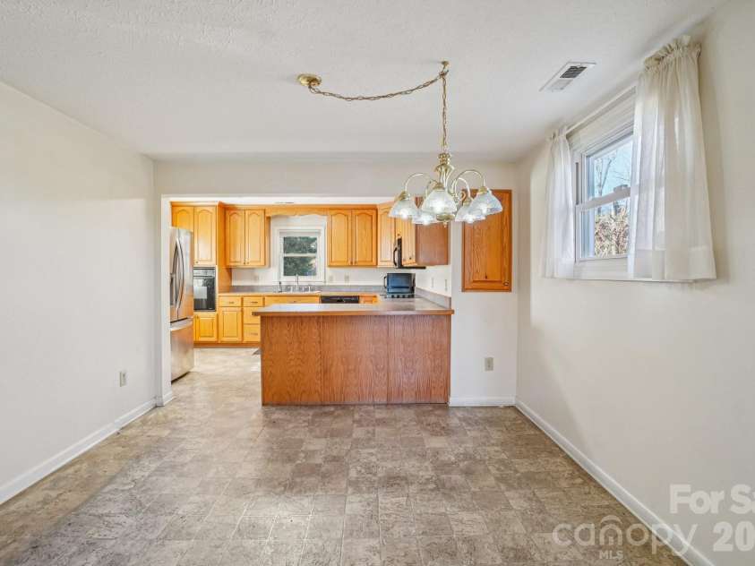 511 Oak Grove Road, Flat Rock, NC 28731.  MLS# CAR4330256, YatesRealty ID 3884. 