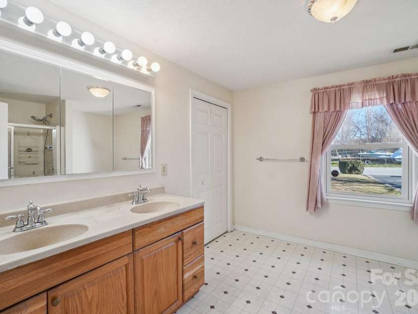 511 Oak Grove Road, Flat Rock, NC 28731.  MLS# CAR4330256, YatesRealty ID 3884. 