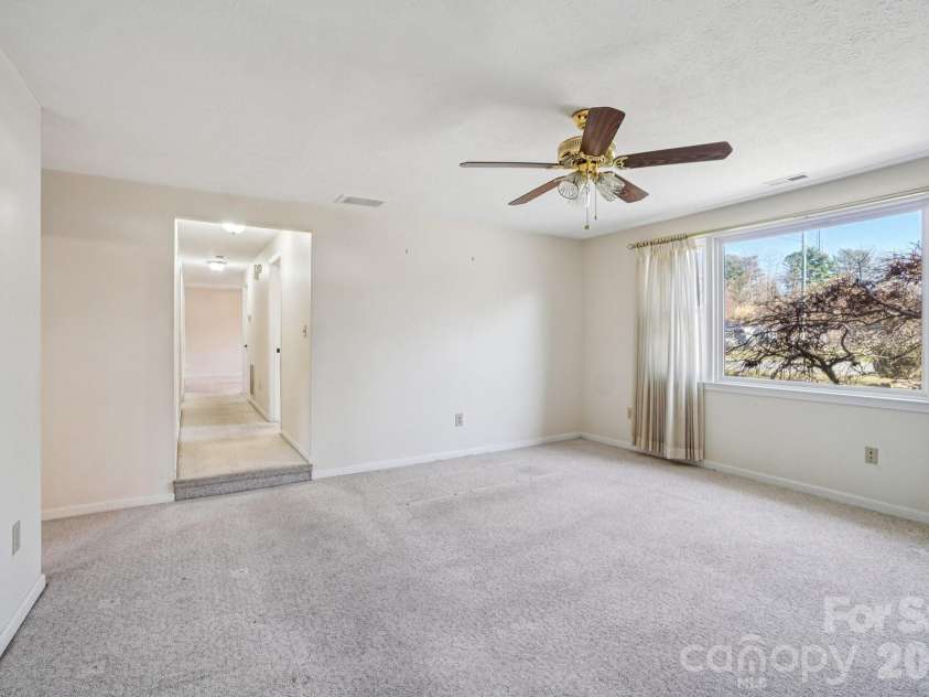 511 Oak Grove Road, Flat Rock, NC 28731.  MLS# CAR4330256, YatesRealty ID 3884. 