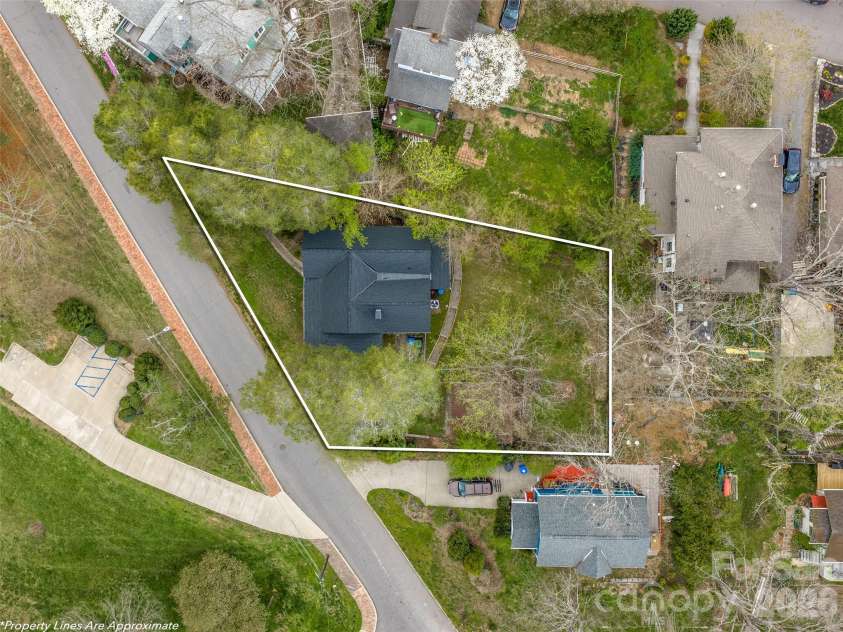 7 Montford Park Place, Asheville, NC 28801.  MLS# CAR4400469, YatesRealty ID 38841. 