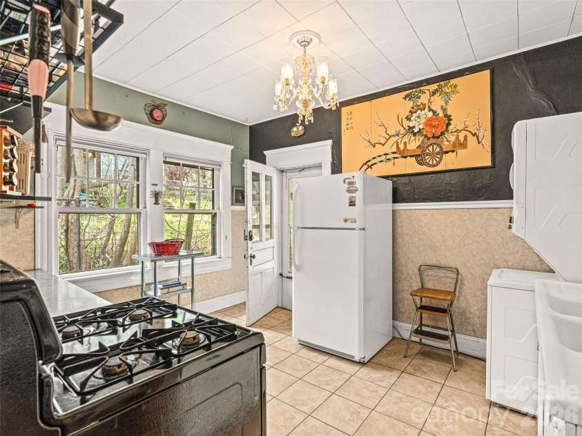 7 Montford Park Place, Asheville, NC 28801.  MLS# CAR4400469, YatesRealty ID 38841. 