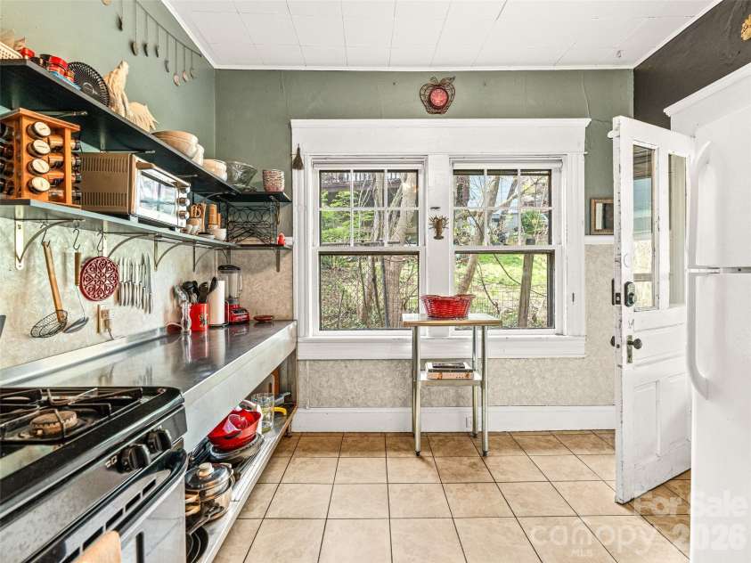 7 Montford Park Place, Asheville, NC 28801.  MLS# CAR4400469, YatesRealty ID 38841. 