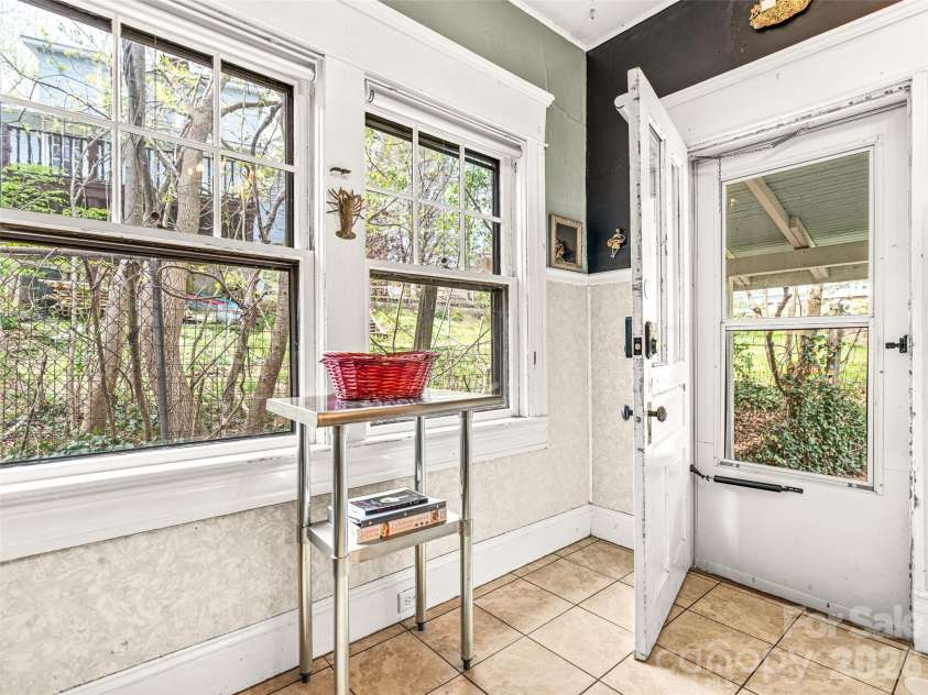7 Montford Park Place, Asheville, NC 28801.  MLS# CAR4400469, YatesRealty ID 38841. 
