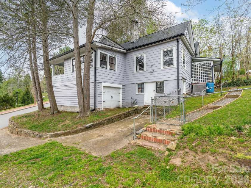 7 Montford Park Place, Asheville, NC 28801.  MLS# CAR4400469, YatesRealty ID 38841. 