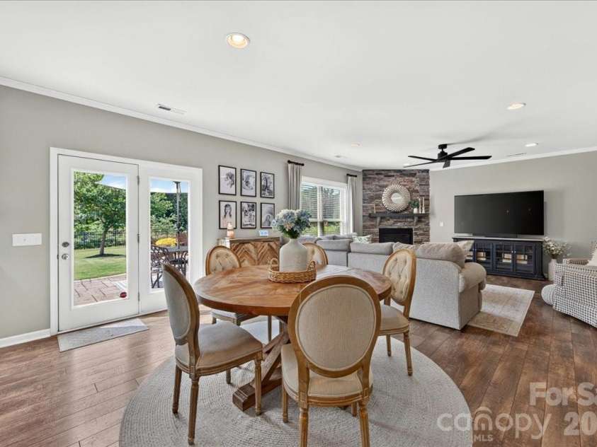 12515 Current Drive, Charlotte, NC 28278.  MLS# CAR4398958, YatesRealty ID 38844. Breakfast