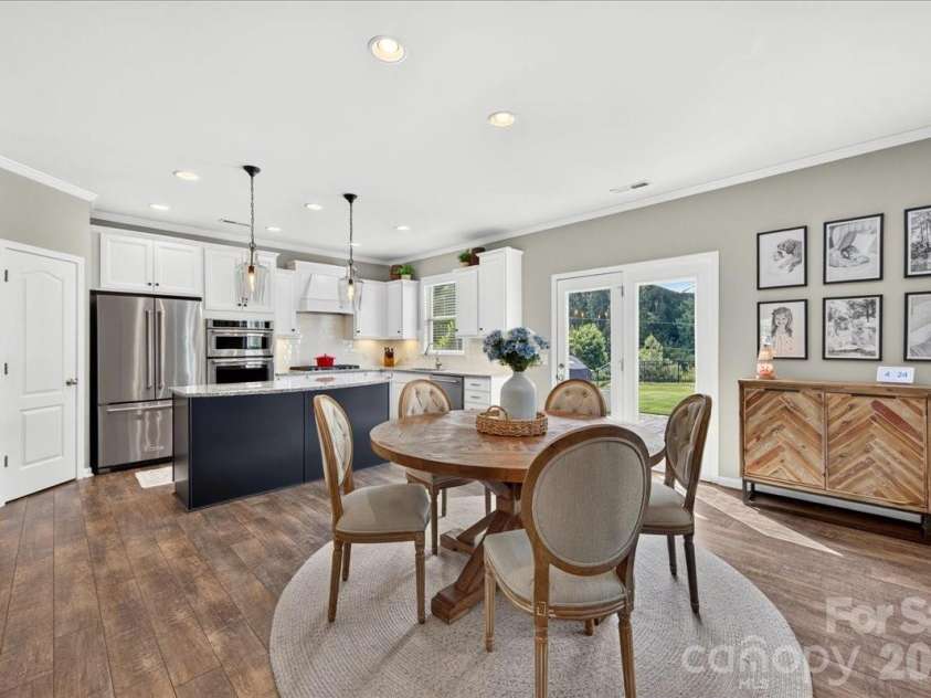 12515 Current Drive, Charlotte, NC 28278.  MLS# CAR4398958, YatesRealty ID 38844. Breakfast