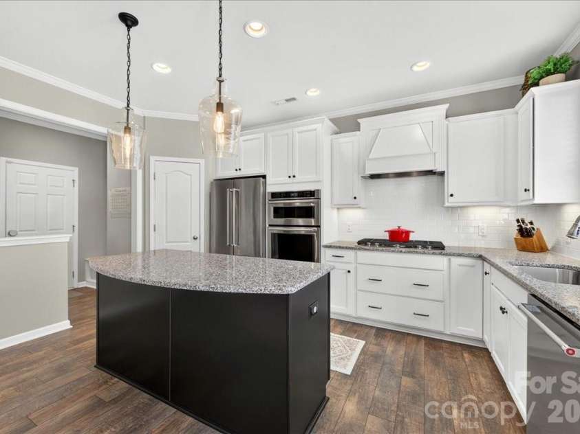 12515 Current Drive, Charlotte, NC 28278.  MLS# CAR4398958, YatesRealty ID 38844. Kiktchen
