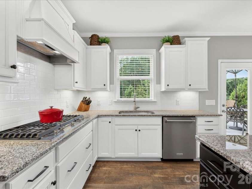 12515 Current Drive, Charlotte, NC 28278.  MLS# CAR4398958, YatesRealty ID 38844. Kitchen