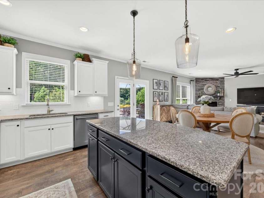 12515 Current Drive, Charlotte, NC 28278.  MLS# CAR4398958, YatesRealty ID 38844. Kitchen