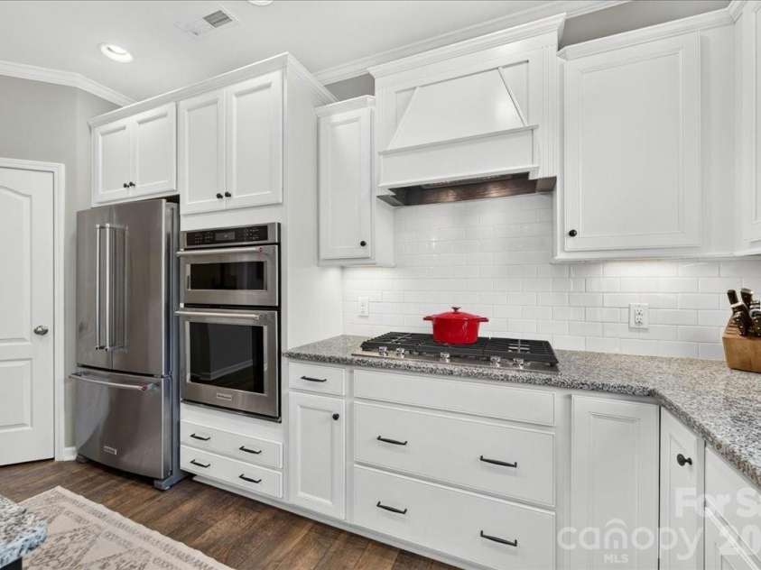 12515 Current Drive, Charlotte, NC 28278.  MLS# CAR4398958, YatesRealty ID 38844. Kitchen