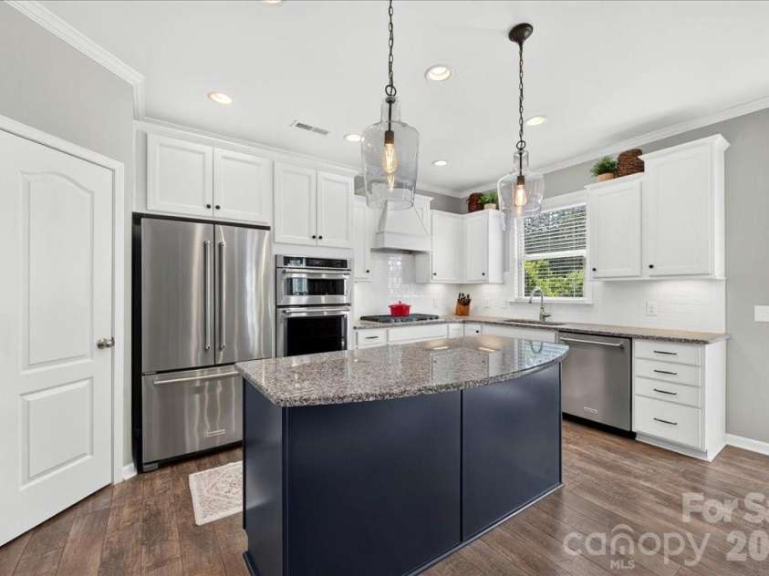 12515 Current Drive, Charlotte, NC 28278.  MLS# CAR4398958, YatesRealty ID 38844. Kitchen