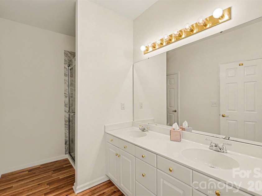 2922 Tallard Lane, Charlotte, NC 28270.  MLS# CAR4399568, YatesRealty ID 38847. Primary Bath