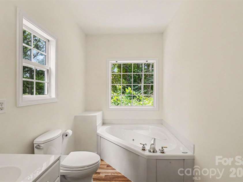 2922 Tallard Lane, Charlotte, NC 28270.  MLS# CAR4399568, YatesRealty ID 38847. Primary Bath