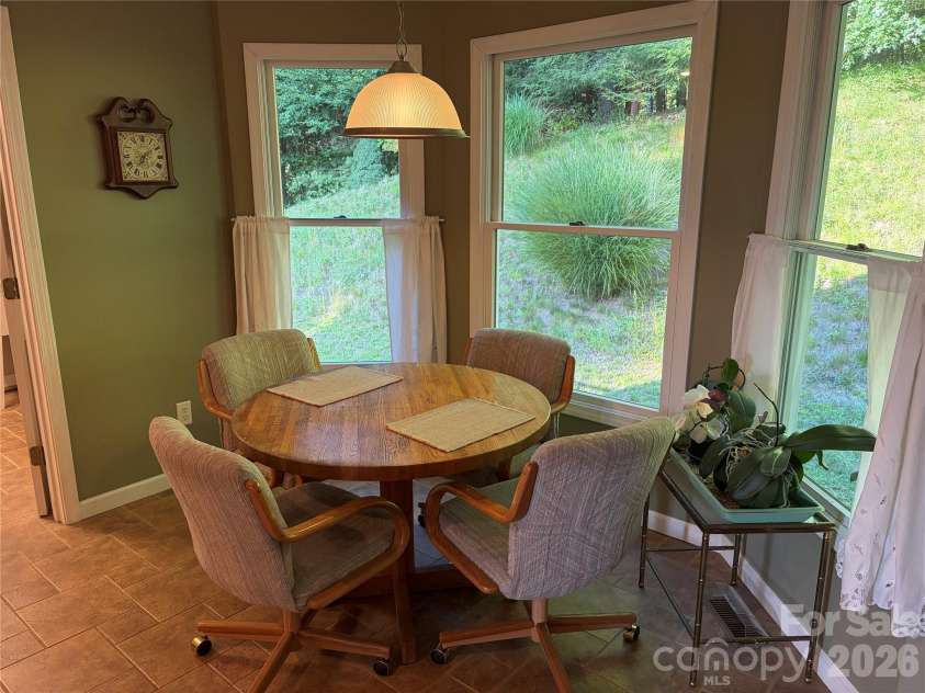 136 Johnnie Hills None, Burnsville, NC 28714.  MLS# CAR4401752, YatesRealty ID 38848. Breakfast Nook