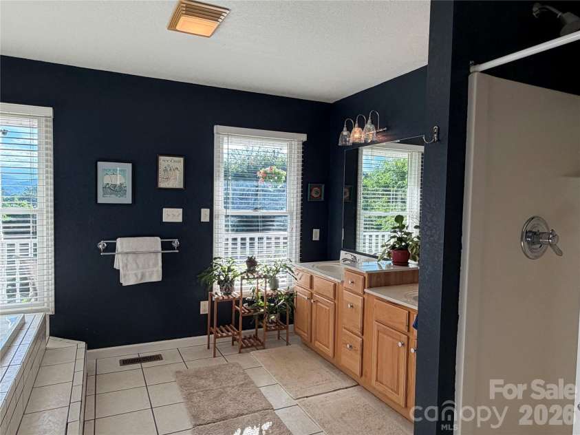 136 Johnnie Hills None, Burnsville, NC 28714.  MLS# CAR4401752, YatesRealty ID 38848. Primary Bath