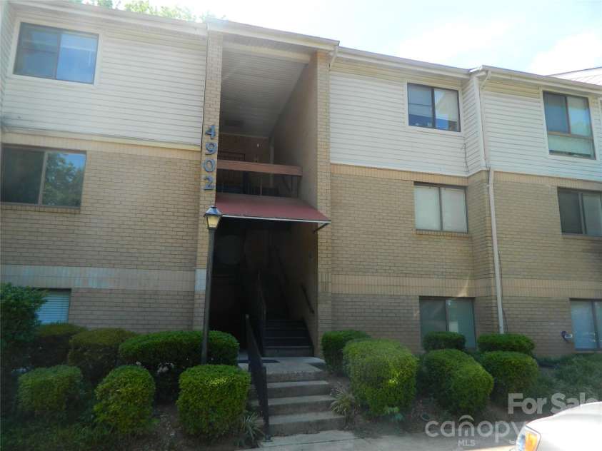 4902 Spring Lake Drive, Charlotte, NC 28212.  MLS# CAR4404086, YatesRealty ID 38851. 4902-B Spring Lake Dr