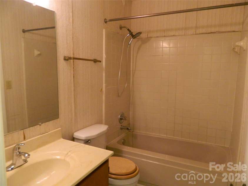 4902 Spring Lake Drive, Charlotte, NC 28212.  MLS# CAR4404086, YatesRealty ID 38851. Bathroom 2