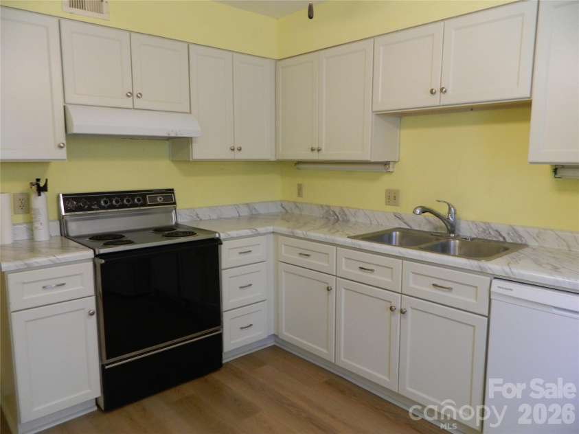 4902 Spring Lake Drive, Charlotte, NC 28212.  MLS# CAR4404086, YatesRealty ID 38851. Kitchen