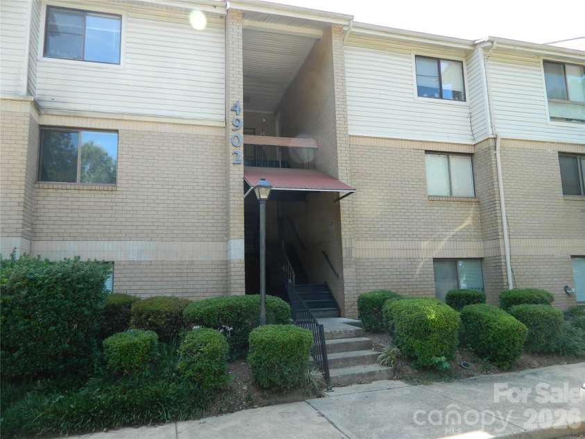 4902 Spring Lake Drive, Charlotte, NC 28212.  MLS# CAR4404086, YatesRealty ID 38851. Welcome home!