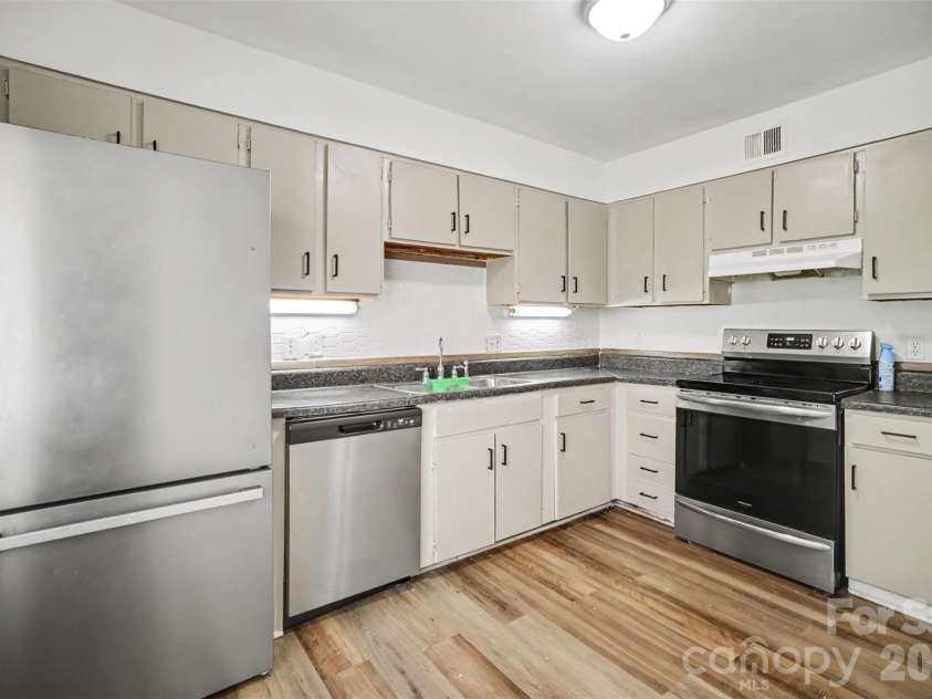 4902 Spring Lake Drive, Charlotte, NC 28212.  MLS# CAR4411853, YatesRealty ID 38851. Kitchen