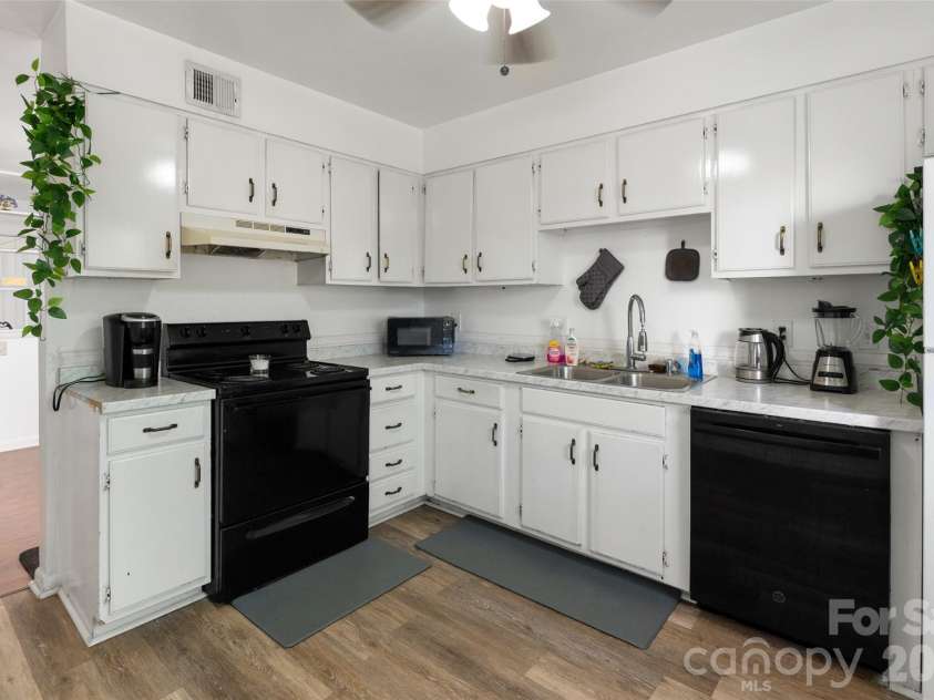 4902 Spring Lake Drive, Charlotte, NC 28212.  MLS# CAR4434624, YatesRealty ID 38851. 