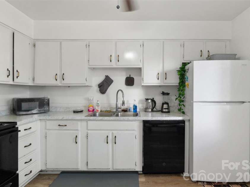 4902 Spring Lake Drive, Charlotte, NC 28212.  MLS# CAR4434624, YatesRealty ID 38851. 