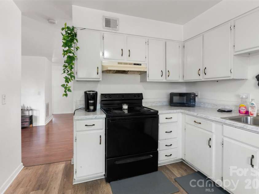4902 Spring Lake Drive, Charlotte, NC 28212.  MLS# CAR4434624, YatesRealty ID 38851. 