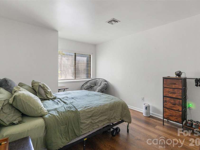 4902 Spring Lake Drive, Charlotte, NC 28212.  MLS# CAR4434624, YatesRealty ID 38851. 