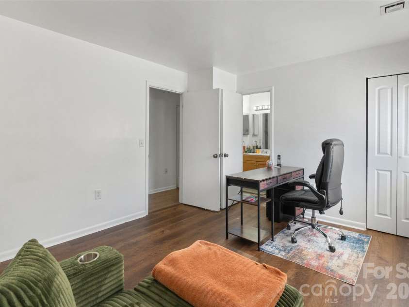 4902 Spring Lake Drive, Charlotte, NC 28212.  MLS# CAR4434624, YatesRealty ID 38851. 