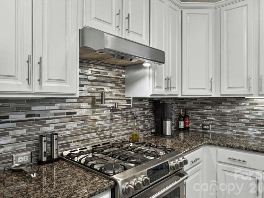 8801 Nellie Lane, Waxhaw, NC 28173.  MLS# CAR4401606, YatesRealty ID 38852. 