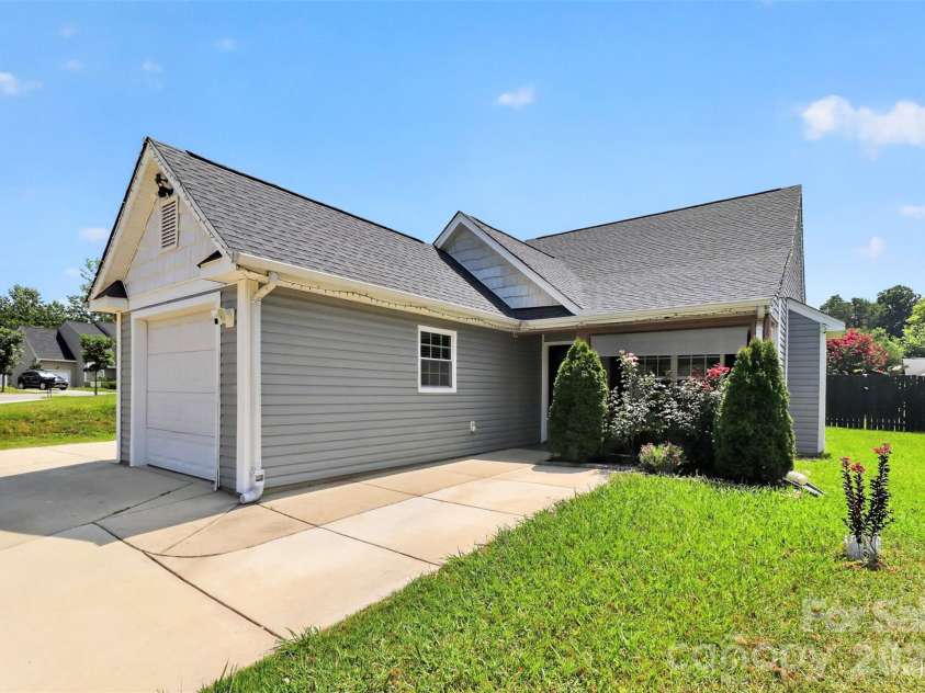 6033 Mary Blair Lane, Charlotte, NC 28214.  MLS# CAR4401622, YatesRealty ID 38859. 