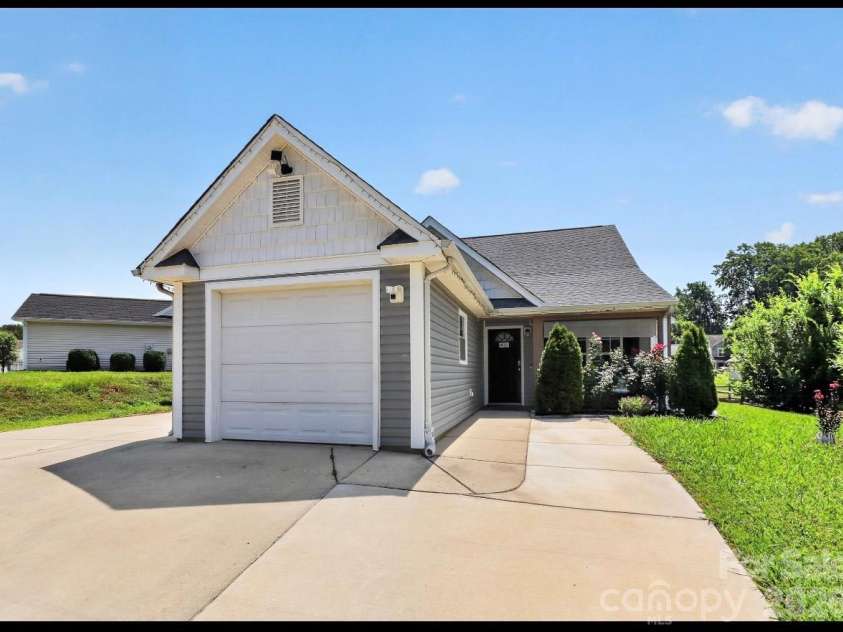 6033 Mary Blair Lane, Charlotte, NC 28214.  MLS# CAR4401622, YatesRealty ID 38859. 