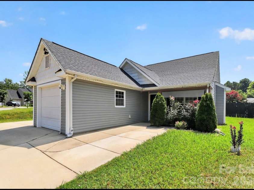 6033 Mary Blair Lane, Charlotte, NC 28214.  MLS# CAR4401622, YatesRealty ID 38859. 