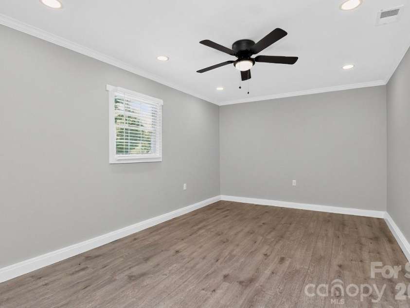 6033 Mary Blair Lane, Charlotte, NC 28214.  MLS# CAR4401622, YatesRealty ID 38859. 