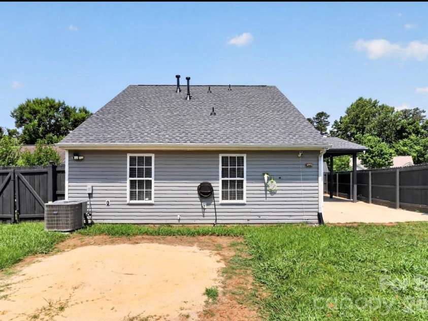 6033 Mary Blair Lane, Charlotte, NC 28214.  MLS# CAR4401622, YatesRealty ID 38859. 