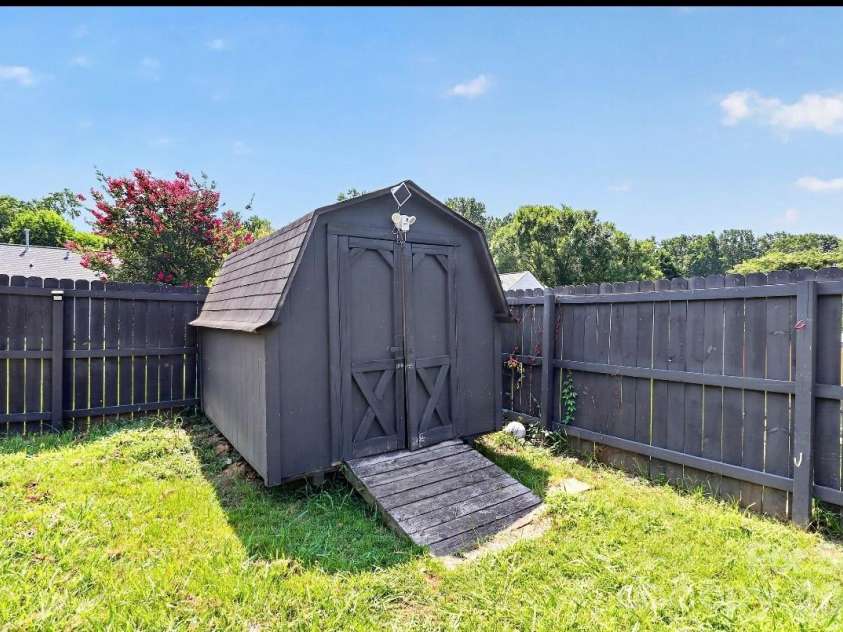 6033 Mary Blair Lane, Charlotte, NC 28214.  MLS# CAR4401622, YatesRealty ID 38859. 