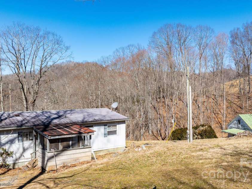 9380 226 Highway, Bakersville, NC 28705.  MLS# CAR4226931, YatesRealty ID 3886. 