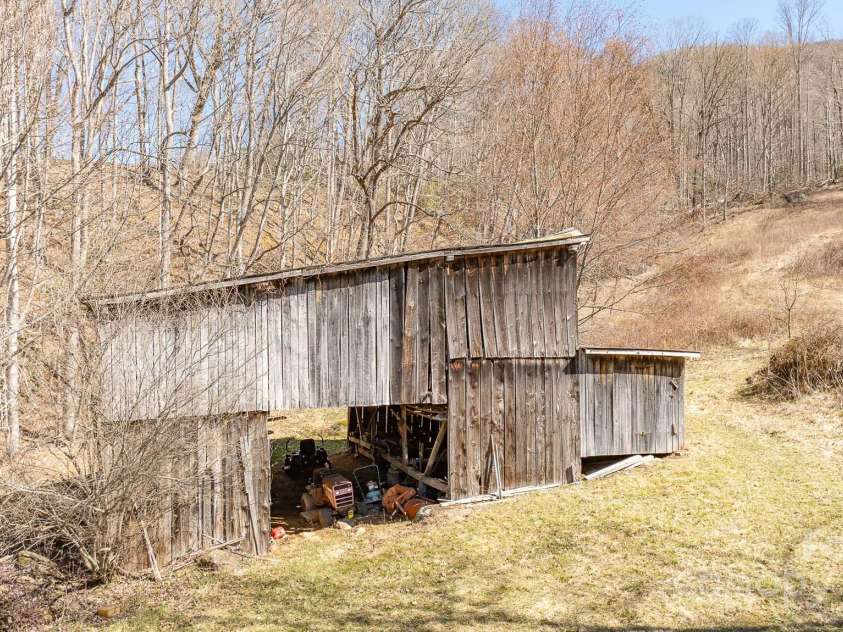 9380 226 Highway, Bakersville, NC 28705.  MLS# CAR4226931, YatesRealty ID 3886. 